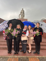 7 мая 2024 года с Георгиевской ленточкой на груди, педагоги школы отправились к памятнику «Павшим Героям».