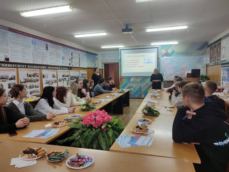 Учащиеся 9б класса посетили Белгородский университете кооперации, экономики и прав.