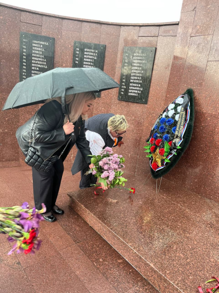 7 мая 2024 года с Георгиевской ленточкой на груди, педагоги школы отправились к памятнику «Павшим Героям».